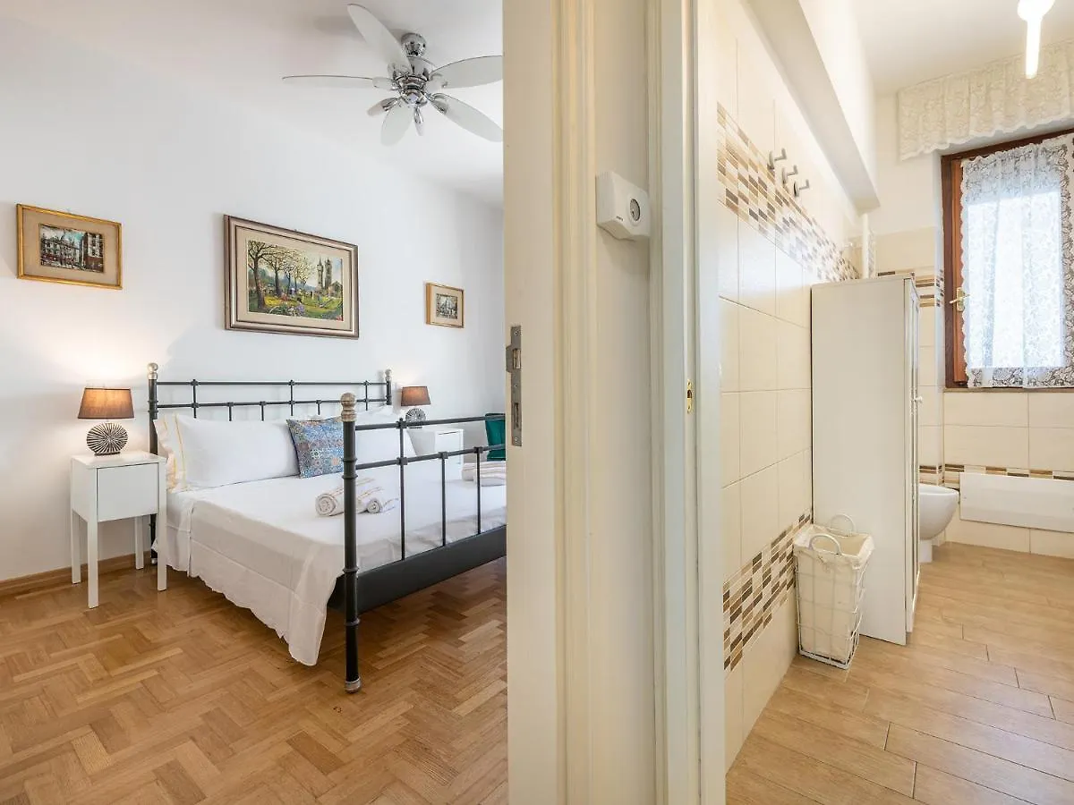 Apartment On Shopping Street カリアリ 0*,  イタリア